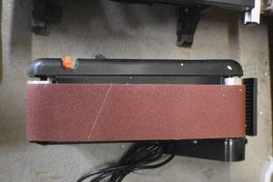 lot 67 image: WEN 6502T 4.3-Amp 4 x 36 in. Belt and 6 in. Disc Sander with Cast Iron Base