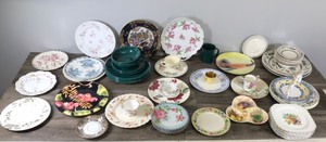 lot 105 image: Lot of Vintage & Collectible Plates & More