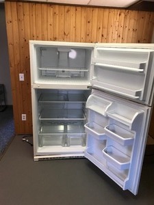 lot 11 image: Kenmore Refrigerator - Smoke Free House