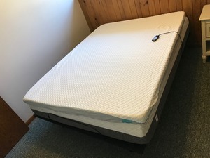 lot 9 image: Queen Platform Electric Adjustable Bed with Remote - smoke free house