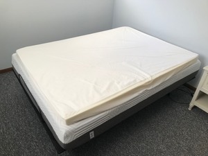 lot 7 image: Queen Platform Electric Adjustable Bed with Remote - Smoke Free House 