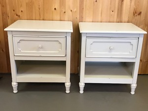 lot 6 image: 2 - Bedroom Matching Nightstands  - smoke free house