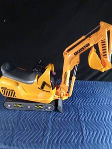 lot 200 image: Battery operated childs sit on excavator and lg crane