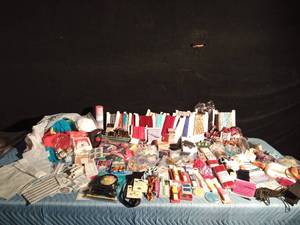 lot 370 image: Box of sewing items