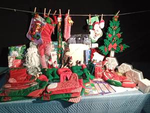 lot 176 image: Lot of smoke free Christmas items