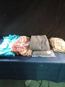 lot 190 image: Lot of blankets