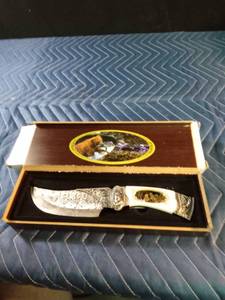 lot 169 image: Hunting knife with bears engraved in handle and Etching on the blade
