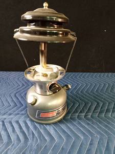lot 161 image: 1965 vintage Coleman lantern