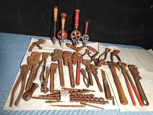 lot 354 image: Box of vintage tools