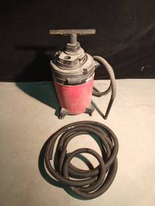 lot 23 image: 16 gal shop vac with extra hose