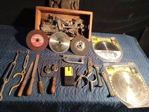 lot 336 image: Wood box of tools, pulleys, saw blades, cut off wheels and more