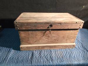 lot 323 image: Wood box with side handles