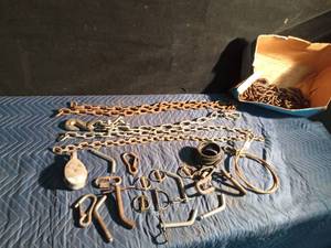 lot 325 image: 1 Large logging chain with hooks, 4 small chains, hooks, pulleys, several trailer pins and cable