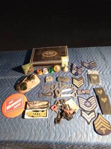 lot 306 image: Cigar box of collectibles