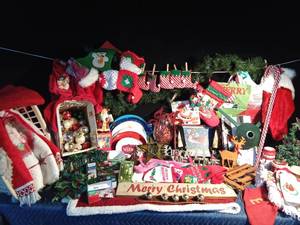 lot 293 image: Christmas items