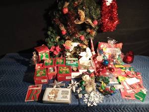 lot 295 image: Collectible ornaments, bulbs, wreath, lights, and more