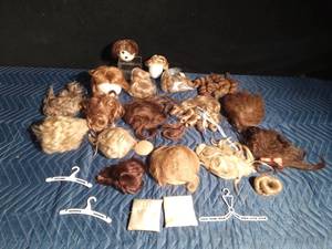 lot 274 image: Vintage doll wigs, doll hangers and doll pillows