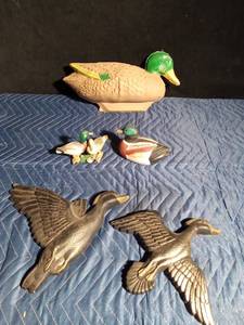 lot 275 image: Duck decoy, 2 wall ducks in flight and 2 ceramic ducks