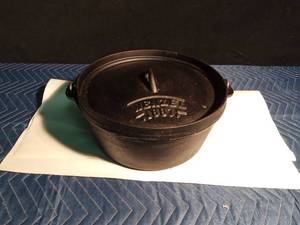 lot 267 image: Cast iron dutch oven with lid