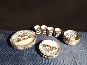 lot 262 image: Christmas set of dishes for 4