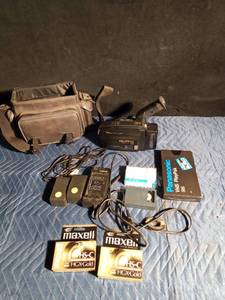 lot 286 image: Quaser camcorder in case with 2 extra batteries and 7 tapes