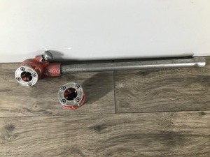 lot 426 image: Ridgid exposed ratchet pipe threader With 2 Die Heads - 12 and 34