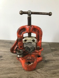 lot 428 image: Rigid Bench Yoke Vise