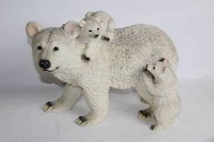 lot 16 image: Adorable Polar Bear Family Figurine