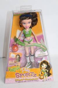 lot 18 image: Bratz Play Sportz Basketball Doll - Dana