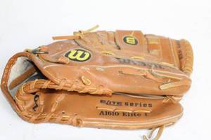 lot 52 image: Wilson A1610 Elite 1 Series Leather Baseball Glove