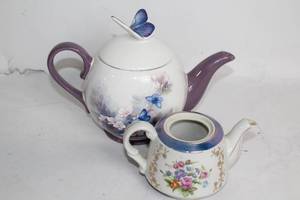 lot 82 image: Set of 2 Floral Teapots with Butterfly and Flower Designs