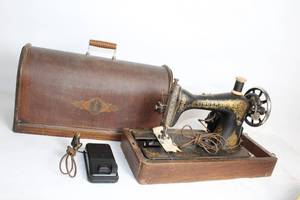 Vintage Singer Sewing Machine with Wooden Case and Foot Pedal