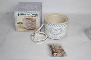 lot 176 image: Rival Electric Simmering Potpourri Crock with Fragrance Pack
