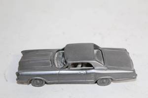 lot 195 image: Vintage 1994 AVON 1963 Buick Riviera Diecast Model Car
