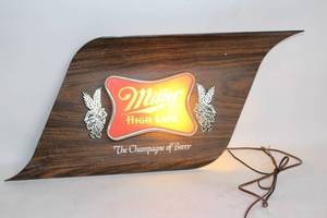 lot A-196 image: Vintage Miller High Life Light-Up Wall Sign