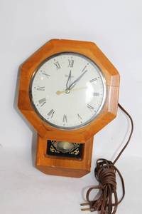 lot 242 image: Vintage United Electric Wall Clock