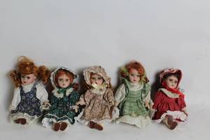 lot 249 image: Set of 5 Collectible Porcelain Dolls in Vintage-Inspired Dresses