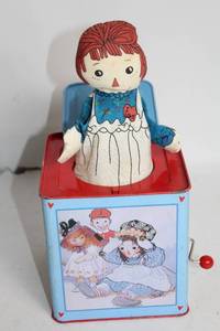 lot 261 image: Vintage Raggedy Ann Jack-in-the-Box Toy by Schylling