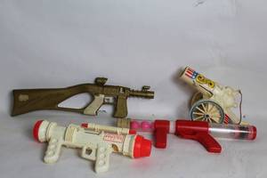 lot 279 image: Collection of 4 Vintage Toy Guns and Cannons