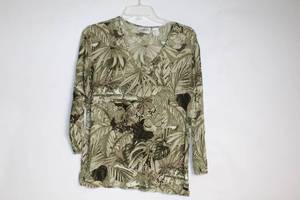 lot 307 image: Chicos Travelers Size 1 Long Sleeve Top with Leaf Pattern