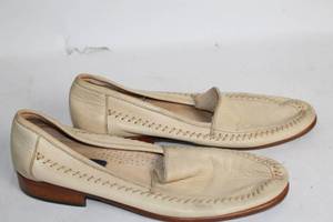 lot 339 image: Pair of Womens Cream Leather Loafers Size 9