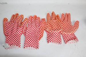 lot 343 image: Set of 3 Checkered Red and White Kitchen Gloves