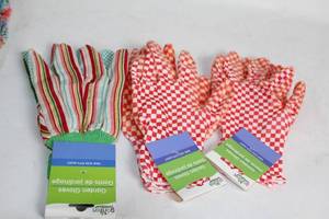 lot 344 image: Set of 3 Pairs of Gardening Gloves with Assorted Patterns
