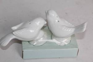 lot 383 image: Set of White Ceramic Bird Salt and Pepper Shakers