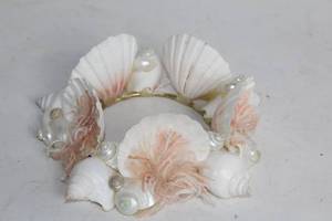 lot 401 image: Vintage Shell and Coral Bracelet