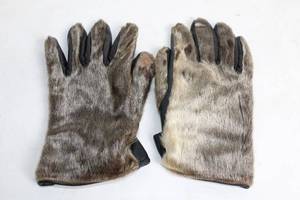 lot 419 image: Pair of Leather Gloves with Fur Trim