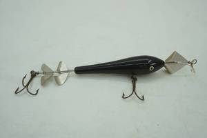 lot 9 image: Vintage Hellraiser Cherry Bomb 11 topwater Musky lure