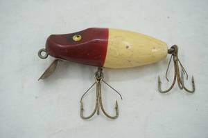 lot 48 image: Vintage Paw Paw Fishing Lure - wooden