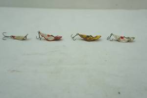 lot 75 image: Vintage Spoonplug Lures 4ct
