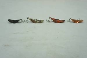 lot 76 image: Vintage Spoonplug Lures 4ct